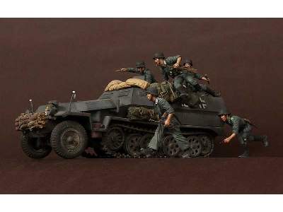 German Panzergrenadiers In  Battle. WW Ii 5 Figures Set - image 5