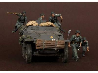 German Panzergrenadiers In  Battle. WW Ii 5 Figures Set - image 6