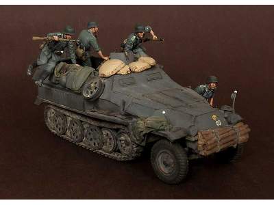 German Panzergrenadiers In  Battle. WW Ii 5 Figures Set - image 8