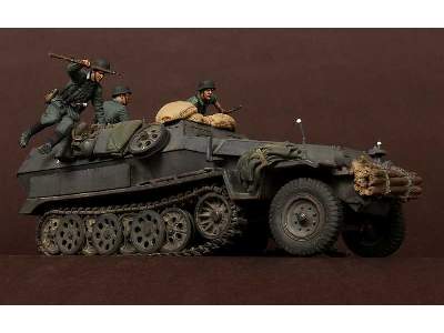 German Panzergrenadiers In  Battle. WW Ii 5 Figures Set - image 9