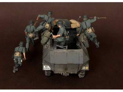 German Panzergrenadiers In  Battle. WW Ii 5 Figures Set - image 16