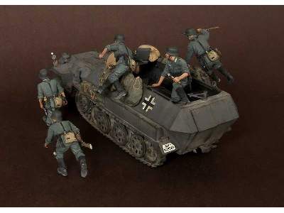 German Panzergrenadiers In  Battle. WW Ii 5 Figures Set - image 17