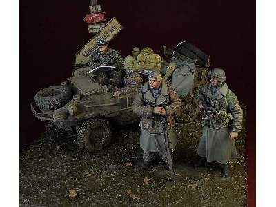 Waffen SS Big Set, Ardennes 1944, 4 Figures + Schwimmwagen Acces - image 2