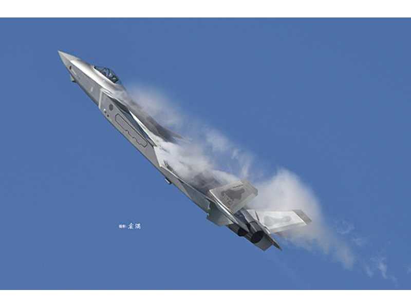 Chinese J-20 Mighty Dragon - image 1