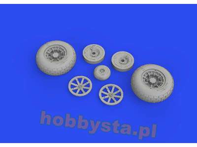 P-40E wheels 1/32 - Trumpeter - image 3