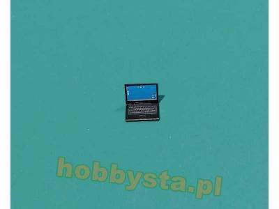 Laptop - image 4