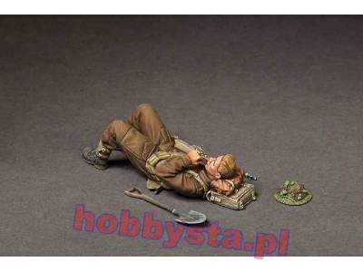 British Infantryman At Rest. - image 11