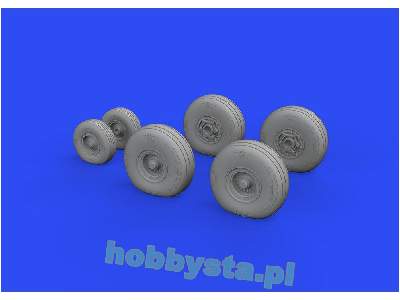 C-130 wheels 1/72 - Zvezda - image 1