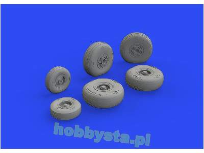 C-130 wheels 1/72 - Zvezda - image 2