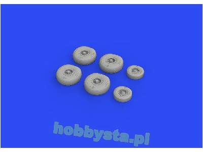 C-130 wheels 1/72 - Zvezda - image 4