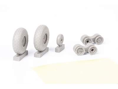 B-17 wheels oval tread 1/48 - Hong Kong Models - image 4