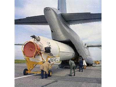 Douglas C-133A w / PGM-17 Thor IRBM - image 3