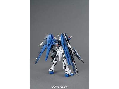 Freedom Gundam Ver.2.0 Bl (Gundam 61611) - image 3