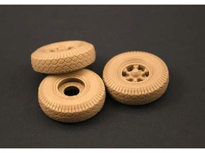 Road Wheels With Spare For Sd.Kfz.9 Famo - image 1
