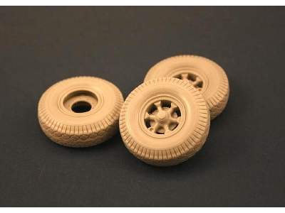 Road Wheels With Spare For Sd.Kfz.9 Famo - image 2