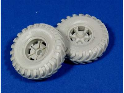 Road Wheels For Sd.Kfz.9 Famo (British Cross Country Tyres) - image 1