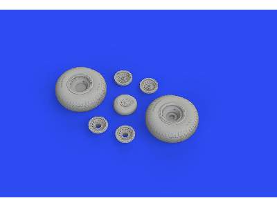 B-17 wheels rhomboid tread 1/48 - Hong Kong Models - image 3