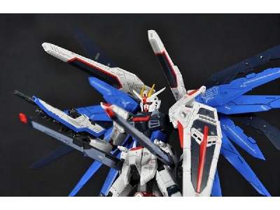 Freedom Gundam Bl (Gundam 61614) - image 5