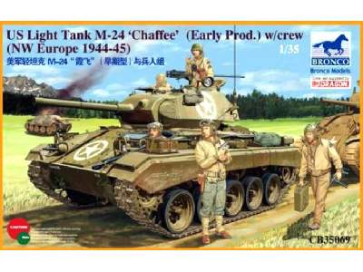 US Light Tank M-24 Chaffee (Early Prod.) with Tank Crew 1944-45 - image 1