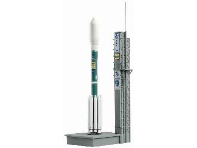 Delta II Rocket w/Launch pad - image 1