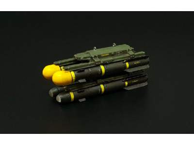 Agm-114 Hellfire 8 Pcs 2 Racks - image 1