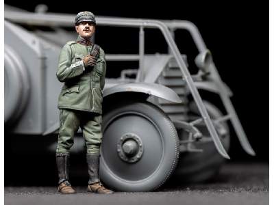 Italian Armoured Car Standing Officer - image 3