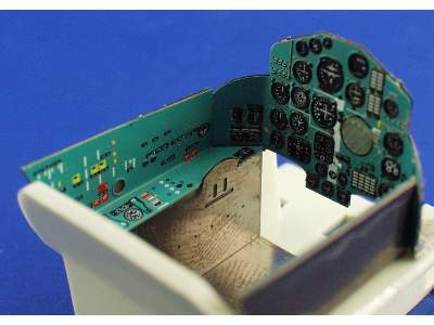 MiG-25 Foxbat A interior 1/48 - Revell - image 7