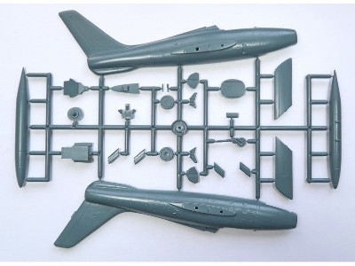 F-84F Thunderstreak - image 3