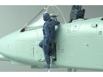 Us A-10c Female Pilot Standing On Ladder - image 5