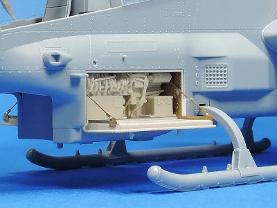 Ah-1z Avionics And Ammo Bay Set - image 2