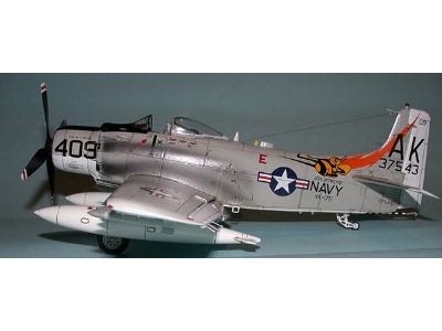 Douglas A-1H Skyraider U.S. Navy - image 3