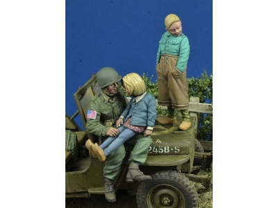 Us Paratrooper With Kids 1944-45 - image 1