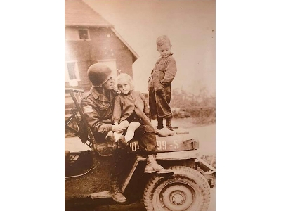 Us Paratrooper With Kids 1944-45 - image 3