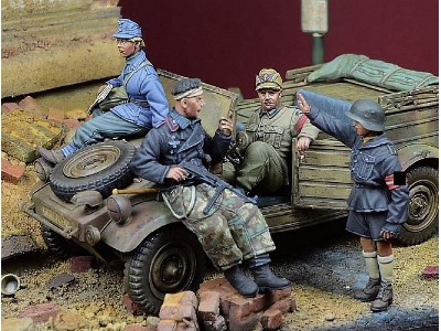 Kubelwagen Crew Vol. 1 Berlin 1945 - 4 Figures Set - image 1