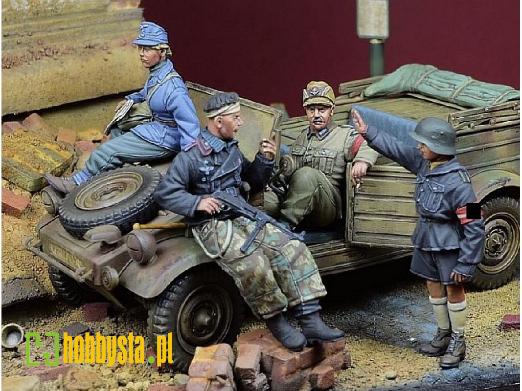 Kubelwagen Crew Vol. 1 Berlin 1945 - 4 Figures Set - image 1