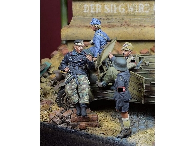 Kubelwagen Crew Vol. 1 Berlin 1945 - 4 Figures Set - image 3