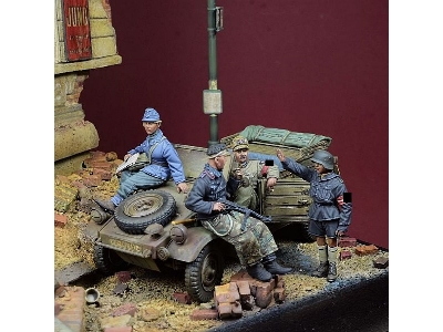 Kubelwagen Crew Vol. 1 Berlin 1945 - 4 Figures Set - image 4