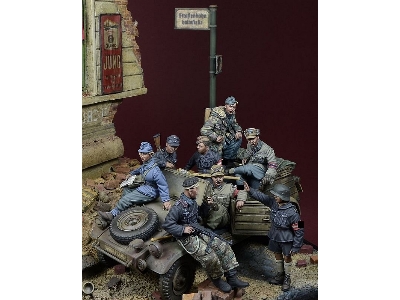 'the Last Kubelwagen', Berlin 1945, Big Set - 8 Figures - image 1