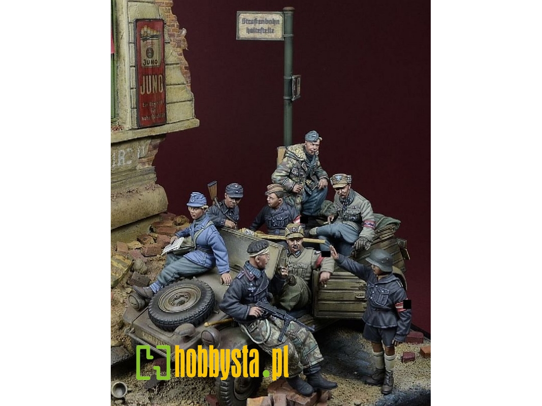 'the Last Kubelwagen', Berlin 1945, Big Set - 8 Figures - image 1