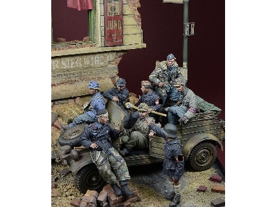 'the Last Kubelwagen', Berlin 1945, Big Set - 8 Figures - image 2