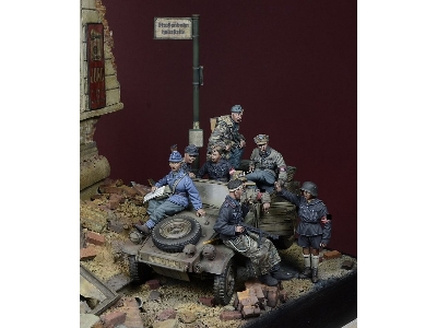 'the Last Kubelwagen', Berlin 1945, Big Set - 8 Figures - image 3