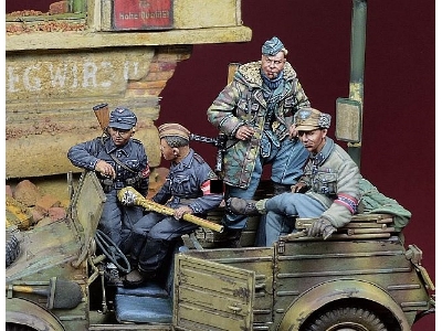Kubelwagen Crew Vol. 2 Berlin 1945 - 4 Figures Set - image 1