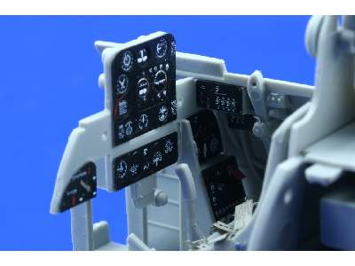 SBD-3/4 front interior 1/32 - Trumpeter - image 4