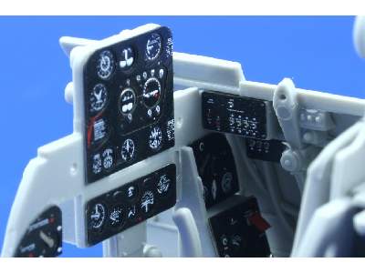 SBD-3/4 front interior 1/32 - Trumpeter - image 5