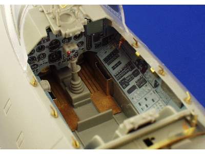 Su-27 Flanker B interior 1/32 - Trumpeter - image 4