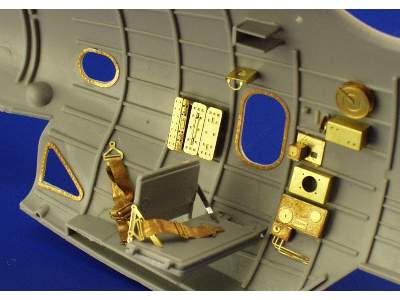 TBF-1 interior 1/32 - Trumpeter - image 9