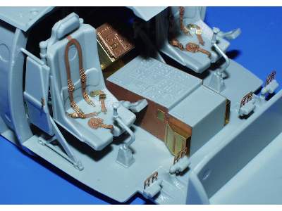 UH-60L interior 1/35 - Academy Minicraft - image 9