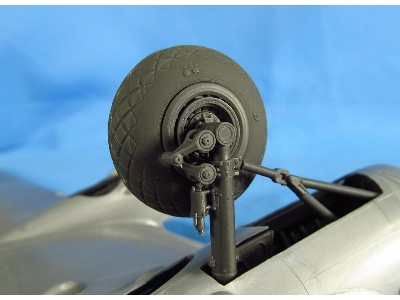 Boeing B-17 F/g Flying Fortress - Wheels With Covers (For Monogram And Revell Kits) - image 2