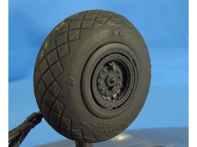 Boeing B-17 F/g Flying Fortress - Wheels With Covers (For Monogram And Revell Kits) - image 3