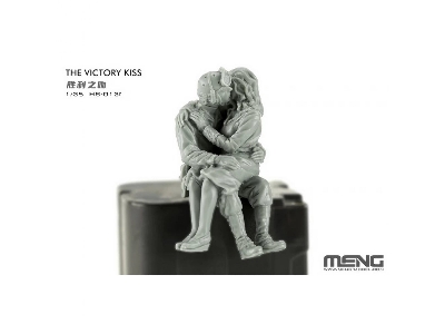 The Victory Kiss (2 Figures) - image 1
